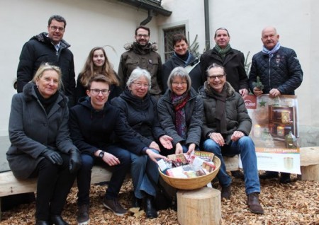 fair-trade-steuerungsgruppe-des-kreises-mit-fairem-geschenkkorb