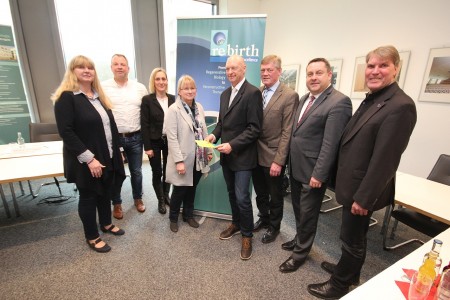 Geben den Startschuss für REBIRTH active school (von links): Iris Hansmann (Weerth-Schule), Schulaufsichtsbeamte Anke Freytag, Christoph Trappe (Geschwister Scholl-Gesamtschule), Elke Prasse (Bachschule), Prof. Dr. Uwe Tegtbur, Prof. Dr. Axel Haverich, Landrat Dr. Axel Lehmann und Dr. Klaus Schafmeister (Zukunftsbüro Kreis Lippe).