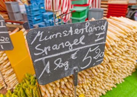 Auf dem Markt wird frischer Spargel aus dem Münsterland angeboten.