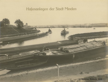 Blick auf die Hafenanlagen mit der Schachtschleuse im Hintergrund. Foto:©Mindener Museum)