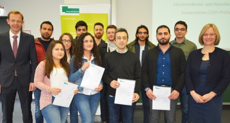 Prof. Dr. Ulrich Schäfermeier (l.), Vizepräsident für Studium und Lehre an der Fachhochschule Bielefeld und Prof. Dr. Angelika Epple (r.), Prorektorin für Internationales und Diversität an der Universität Bielefeld, mit den zwölf Absolventen der Deutschen Sprachprüfung für den Hochschulzugang.Foto: Universität Bielefeld