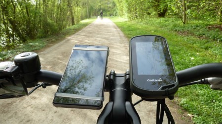 Ausrüstung ist alles: Beim Geocachen führen Smartphone oder GPS-Gerät ans Ziel Foto: Karl-Heinz Schäfer.
