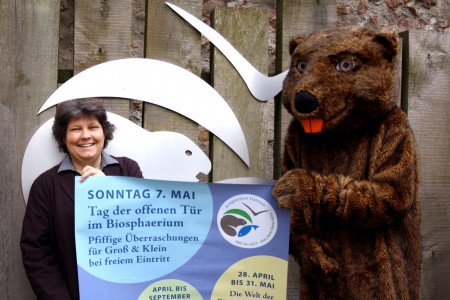 Andrea-Schmidt und Bibermaskottchen Elbi laden zum Tag-der offenen-Tür