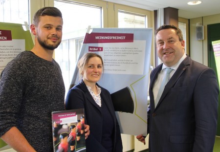 Laden insbesondere Schüler und Lehrer dazu ein, die verschiedenen Dimensionen von Freiheit im deutschen Grundgesetz zu entdecken: Thomas Frank und Mirjam Mann, beide Mitarbeiter des KI, sowie Landrat Dr. Axel Lehmann (von links).