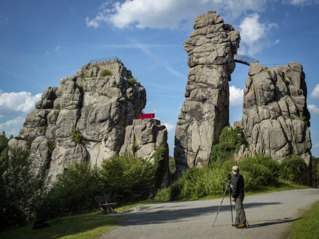 „heimat.nrw“ – die Rote Couch steht zur Wiedereröffnung im Weserrenaissance-Museum