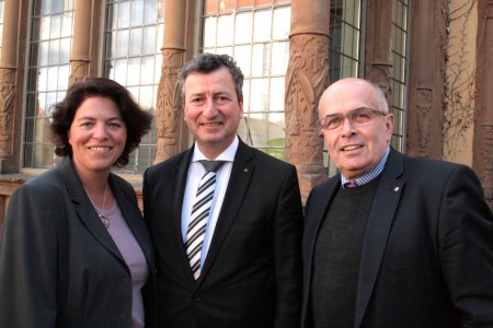  Zu Gast in seiner Heimat Richterbund-Vorsitzender Jens Gnisa (Mitte) mit der CDU Lippe-Vorsitzenden und Bundestagskandidatin Kerstin Vieregge (li.) und dem CDU Landtagskandidaten Walter Kern.