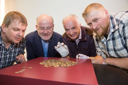 Herrausragender Hortfund von über 100 Silbermünzen in Kalkriese. Foto: Swaantje Hehmann