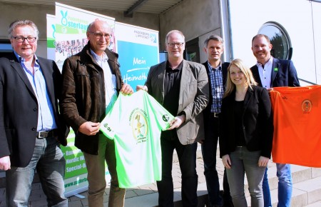 v.l. Mathias Vetter (Vereinsmanager SC Grün-Weiß Paderborn), Uwe Sattler (E.ON), Wolfgang Krenz (Präsident SC Grün-Weiß), Dirk Happe (Sportservice Paderborn), Alexandra Werner (Flughafen Paderborn-Lippstadt) und Christian Stork (Organisationsleiter Paderborner Osterlauf)