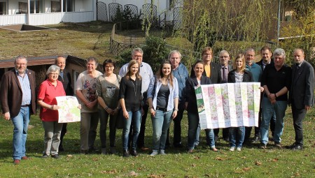 Die Vertreter der Hansaweg-Anlieger freuen sich über die neue Wanderkarte zum Hansaweg.