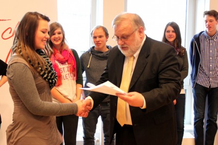 Motivation durch Belohnung. Die Schülerinnen und Schüler des Schulsanitätsdienstes der Eduard-Hoffmann-Schule freuen sich im Jahr 2013 über die Auszeichnung durch Beiratsvorsitzenden Jörg Herrmann.