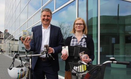 100 000-Kilometer sind das Mindest-Ziel: Bürgermeister Henning Schulz und Fahrradbeauftragte Katharina Pulsfort werben für das Stadtradeln. Gütersloher Händler haben attraktive Preise gestiftet.
