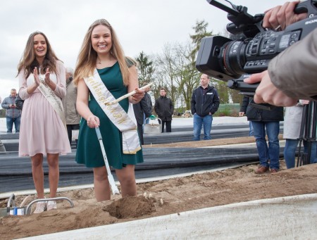 NRW-Spargelkönigin Pauline I mit dem ersten frisch gestochenen Spargel der Saison. „Kollegin“ Christina I freut sich über den gelungenen Auftakt. Foto: Spargelstrasse NRW