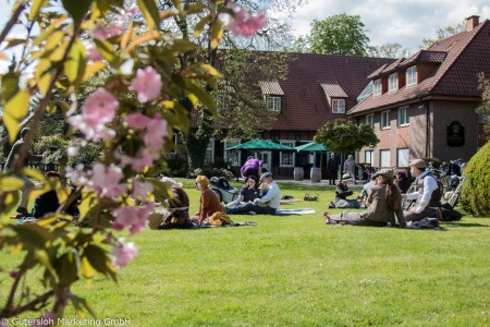 TweedRun_Start: Rund 80 Teilnehmer genossen den 4. Gütersloher Tweed Run. (Foto: Gütersloh Marketing GmbH)