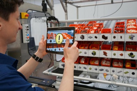 Lemgoer Wissenschaftler erzeugen virtuelle Post-Its am Montagesystem und können dort zusätzliche Daten und Kommentare hinterlegen. Bildquelle: inIT