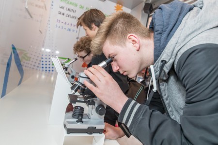 Der Truck bietet eine spannende Expedition in die Welt der MINT-Bereiche und wirbt für den Besuch auf der IdeenExpo. Schüler probieren die Stationen am Truck aus