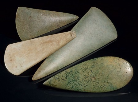 Auswahl der in der Landesausstellung gezeigten Jadeitbeile von verschiedenen rheinischen Fundstellen, Datierung: 4.500 - 3.800 v. Chr. Foto: LVR-LandesMuseum Bonn, Jürgen Vogel