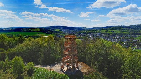 Über 14 Meter misst der Aussichtsturm am Rande des Sauerländer Dorfes und ist damit das höchste Gebäude im LWL-Freilichtmuseum Detmold. Foto: LWL/Jähne