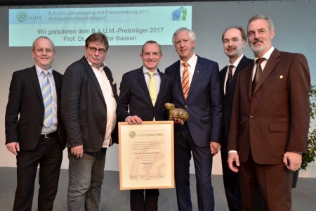 V.l.n.r.: Dieter Brübach (Mitglied des Vorstands B.A.U.M.), Dr. Thomas Holzmann (Vizepräsident Umweltbundesamt) Prof. Dr. Alexander Bassen (Preisträger, Universität Hamburg), Prof. Dr. Maximilian Gege (Vorsitzender B.A.U.M.), Martin Odeland (Mitglied des Vorstands B.A.U.M.), Dr. Bernd Gerecht (Mitsubishi HiTec Paper Europe GmbH)