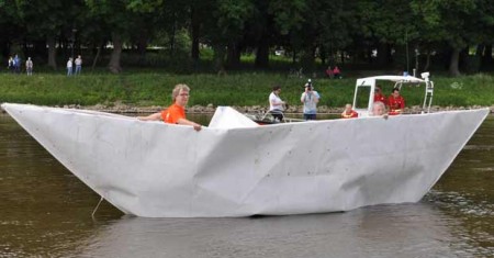 Bürgermeister_und_Künstler_Bölter im Schiff