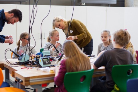 Schülerlabor: Das Schülerinnen- und Schülerlabor experiMINT ist immer ein Besuchermagnet. Hier konnten Groß und Klein unter anderem einen Putzroboter bauen. Foto: Felix Hüffelmann