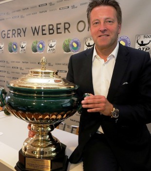  Turnierdirektor Ralf Weber präsentiert stolz den Siegerpokal für die Jubiläumsauflage der 25. GERRY WEBER OPEN. © GERRY WEBER OPEN (HalleWestfalen)