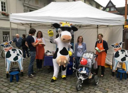 Lotte-zu-Besuch-auf-dem-Wochenmarkt