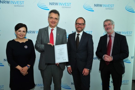 Freut sich, einer der ersten fünf NRW.Wirtschaftsförderer landesweit zu sein: Uwe Gotzeina (2. von links) mit Jörg Düning-Gast, allgemeiner Vertreter des Landrates und zuständiger Verwaltungsvorstand für die Wirtschaftsförderung (2. von rechts) sowie Staatssekretär Dr. Günther Horzetzky (rechts) und Petra Wassner, Geschäftsführerin von NRW.INVEST (links). Foto: NRW.INVEST/Jürgen Markus.