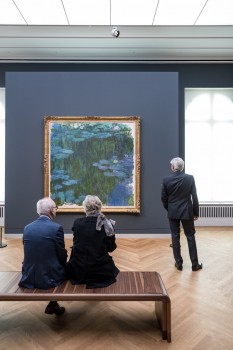 Ausstellungsansicht "Impressionismus. Die Kunst der Landschaft" mit Claude Monets Seerosen, Museum Barberini, Photo: Helge Mundt, © Museum Barberini
