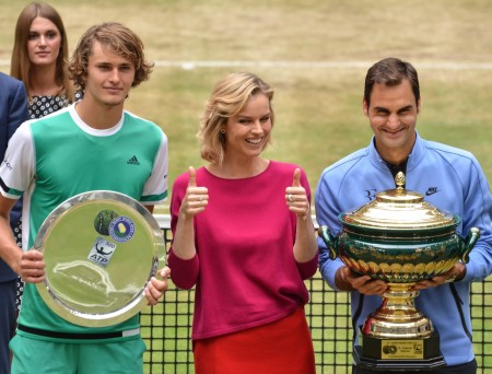Supermodel Eva Herzigova (Mitte) überreichte den Siegerpokal an den Schweizer Maestro Roger Federer (links), der im Endspiel Sascha Zverev bezwang. © GERRY WEBER OPEN (HalleWestfalen)