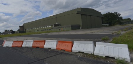 Im Rahmen der Bustouren kann man auch den riesigen Hangar auf dem ehemaligen Flugplatz der Konversionsfläche Princess Royal Barracks besichtigen.