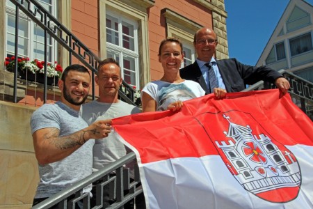 Auf dem Foto von links. Leon Harth, Andreas Müller, Frauke Stern und Bürgermeister Rainer Heller auf der Rathaustreppe! . Foto Stadt Detmold