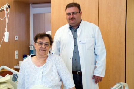 Rose Mehlberg und Fahed Kazkaz (leitender Oberarzt der Gefäßchirurgie) nach der innovativen Operation, durch die ein gefährliches Bauchaortenaneurysma erfolgreich behandelt werden konnte.