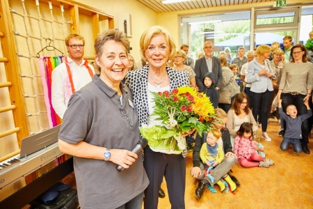  Liz Mohn gratuliert Christiane Keller, Leiterin der „Villa Kunterbunt“.