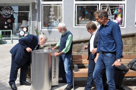 Den allerersten Schluck aus dem neuen Trinkwasserbrunnen nahm der stellvertretende Bürgermeister Egon Stellbrink. Es folgte Horst Idelberger (zweiter von links). Es freuen sich Peter Tiemann (Mindener Wasser GmbH, zweiter von rechts) und Peter Wansing, SBM (rechts).