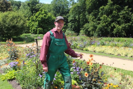 Kunstwerk aus Blüten, Blättern und Farben: Detlev Meier freut sich über die gelungene Sommerbepflanzung im Botanischen Garten. 