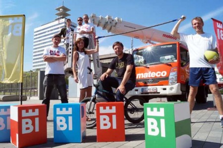 Die Gewinner: Frederik Brockmeyer (l.), Denis Kelle, Mitja Frentrup und Christian Müller (hinten im Korb v.l.) von "hoch2", Benjamin Kopp von "Right On" (mit BMX) und Holger Pante von "Crossout" (r.), gemeinsam mit Kati Bölefahr-Behrends (Projektleitung Bielefeld Marketing) © Bielefeld Marketing