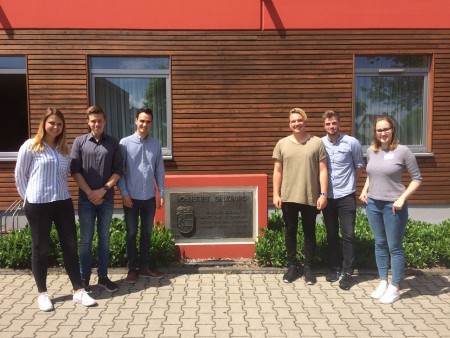 Auf dem Bild sehen Sie die Auszubildenden und dualen Studenten des zweiten Lehrjahres v.l.n.r.: Annika Bruelheide, Niklas Till Eisenblätter, Malte Moldenhauer, Patrick Janz, Marius Leinberger und Carolin Derjung vor dem Wohnstift Salzburg.