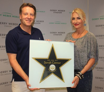  Große Ehre für die deutsche Pop-Queen. Die Sängerin Sarah Connor (links) erhielt am heutigen Freitag (07. Juli) vor ihrem Live-Konzert im GERRY WEBER STADION von Ralf Weber (CEO GERRY WEBER WORLD) den >Walk of Fame-Stern<, der auf der Roger-Federer-Allee eingesetzt wird. © GERRY WEBER WORLD (HalleWestfalen)