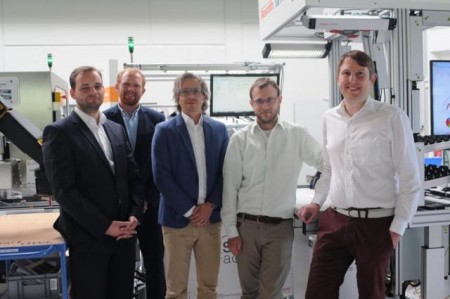 Auf dem Foto (V.l.n.r.): Sebastian Wassermann (Wassermann Technologie), Florian Grünewald (Wassermann Technologie), Professor Dr. Carsten Röcker (Institut für industrielle Informationstechnik), Dr. Lukas Galla (Bosch Rexroth) und Sebastian Büttner (Institut für industrielle Informationstechnik).