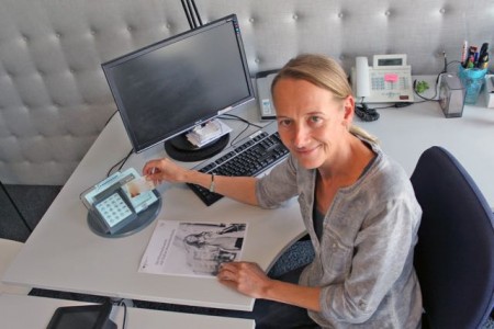 Bürgerbüro-Leiterin Sabine Merschbrock mit einem sogenannten Änderungsterminal, an dem die Online-Ausweisfunktion eingeschaltet werden kann. 