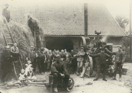 Die Industrialisierung mit Dampfmaschinen machte selbst vor der Landwirtschaft Westfalen um 1900 keinen Halt. (© Mindener Museum)