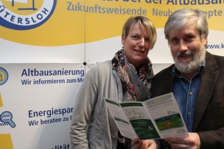 Mit etwas Unterstützung: (v.l.) Andrea Flötotto und Bernd Schüre wissen, welche Fördermöglichkeiten für Hauseigentümer in Frage kommen. 