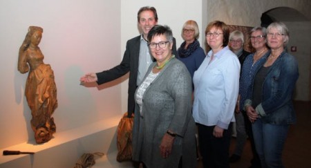 Der Kurator Dr. Heiner Borggrefe weist die „Neuen Frauen für Lemgo“ auf Besonderheiten der Madonna hin – zum Beispiel auf den grandiosen Faltenwurf des Gewandes.