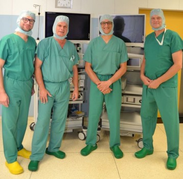 Ireneusz Wierzbicki, Chefarzt Prof. Rolf Haaker, Oberarzt Dr. Mojtaba Sakhaii und Oberarzt Hartmut Weniger präsentieren zwei der drei neuen Arthroskopie-Türme. Auch bei stundenlangen Eingriffen bleibt die Konzentration durch moderne Technik auf einem hohen Niveau und trägt zu einem optimalen OP-Verlauf bei.