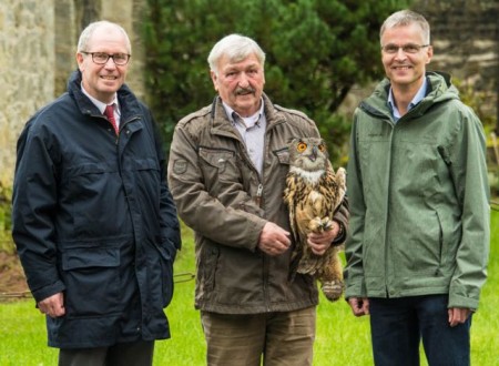 Haben einen Uhu freigelassen (von links):Landrat Manfred Müller, Leiter der Auffangstation für Greifvögel und Eulen in Marsberg Wilfried Limpinsel und Technischer Dezernent Martin Hübner (Foto: Amt für Presse- und Öffentlichkeitsarbeit, Kreis Paderborn, Anna-Sophie Schindler)