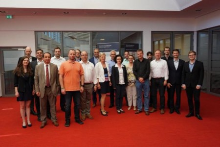 In Lemgo trifft IT auf Lebensmitteltechnologie: Partner der beteiligten Forschungsinstitute und Unternehmen trafen sich Ende Juni beim Auftaktprojekttreffen im CENTRUM INDUSTRIAL IT (CIIT), um nächste gemeinsame Schritte festzulegen. Professor Oliver Niggemann (6.v.r.) und Professor Jan Schneider (2.v.l.) koordinieren die Lemgoer Forschungsaktivitäten.