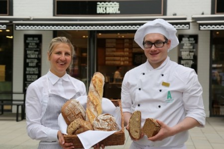 AUSGEZEICHNET Christina Brösicke und Marcel Schlinga aus der Manufaktur "Das Brot." zeigen die prämierten Brote. Foto: Leitzke, Matthias 