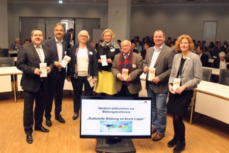 Wollen die kulturelle Bildung in Lippe fördern: Landrat Dr. Axel Lehmann, Markus Rempe, Ute Bicker, Anke Peithmann, Helmut Zumbrock (Bezirksregierung Detmold), Arne Brand und Saskia Frei-Klages.