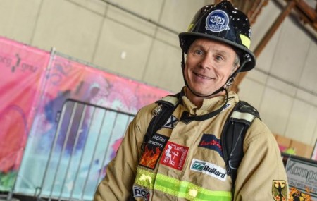 Graz Schlauch: 4. Station Einzellauf – mit Wasser gefüllten C-Schlauch 23,5 m ausziehen und dann ein Ziel „abschießen“