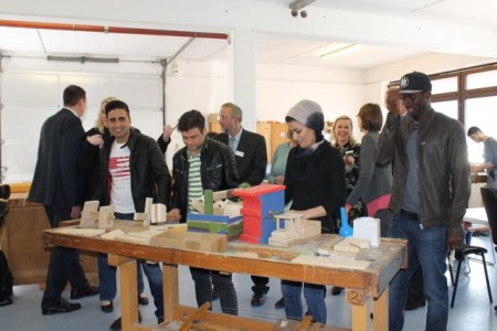 Teilnehmer des Modellprojekts „18/25“ in der Holzwerkstatt – junge Geflüchtete orientieren sich beruflich